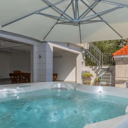 Villa Ana - By Guide