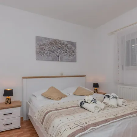 Villa Ana - By Guide